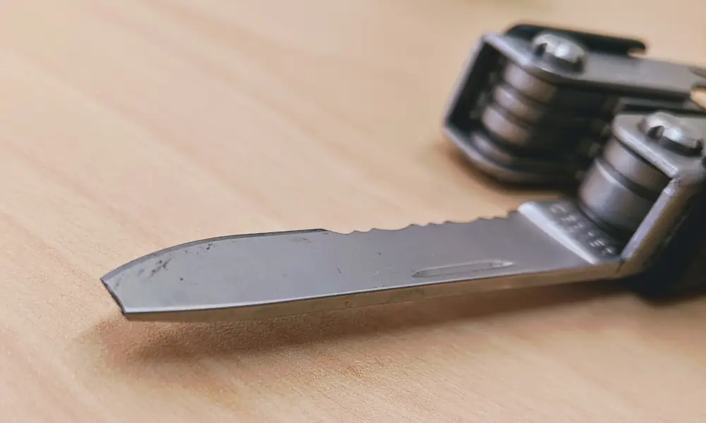 broken hunting knife